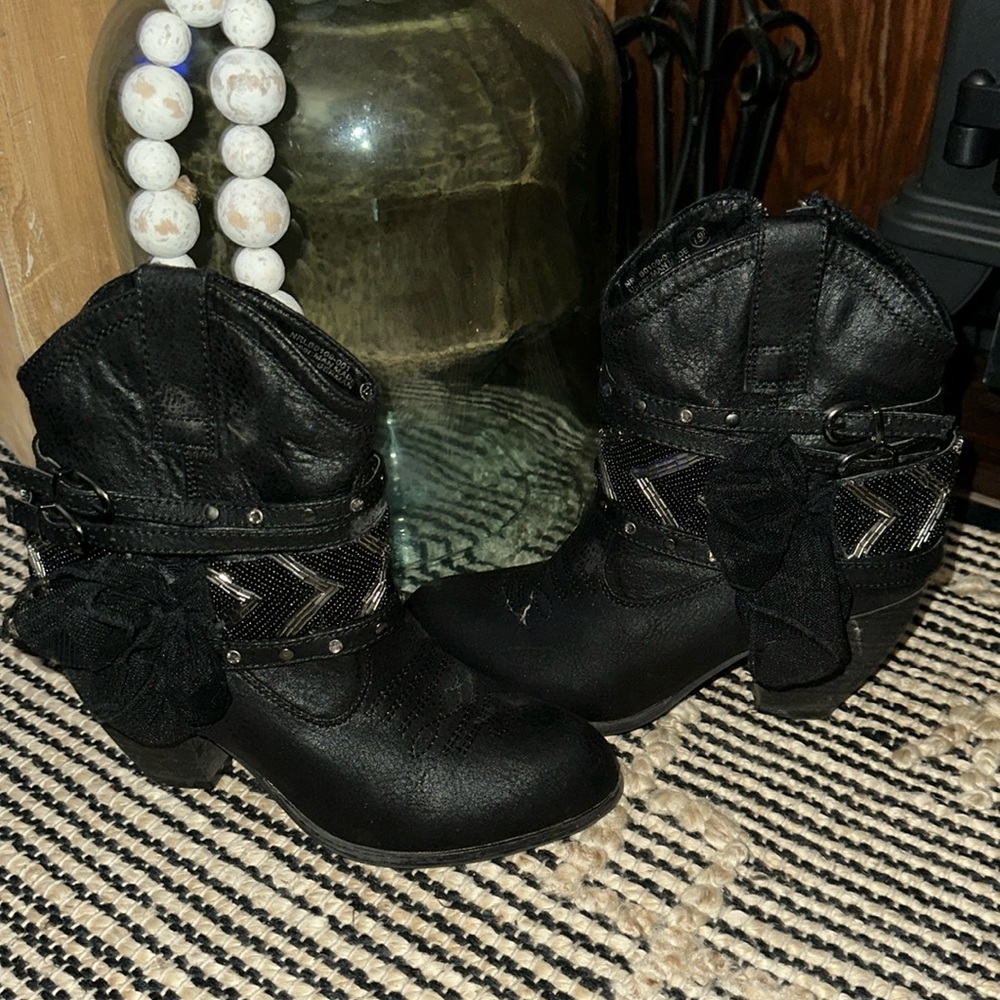 Not rated black boots